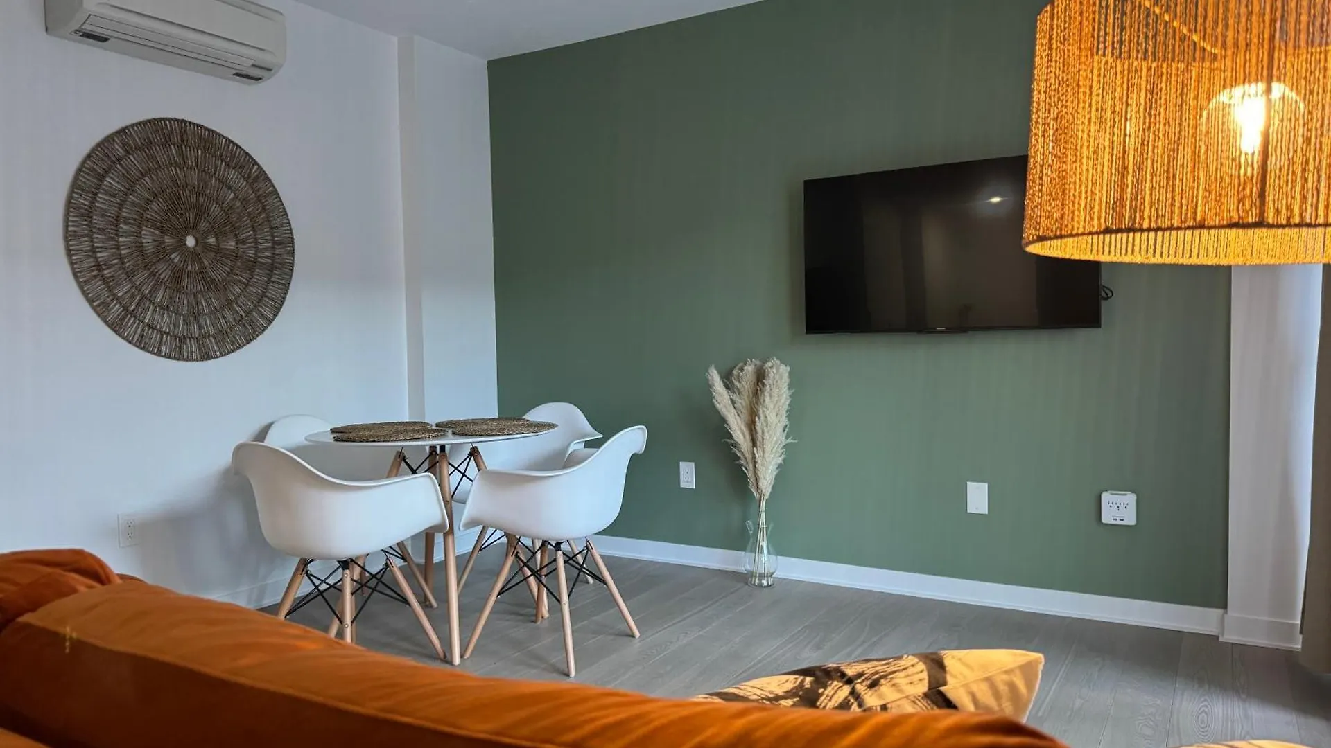 Beautiful And Cozy New Condo In Downtown contacts